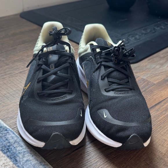 Nike Quest 5 Men's Black and Gold Athletic Shoes - Picture 3 of 7